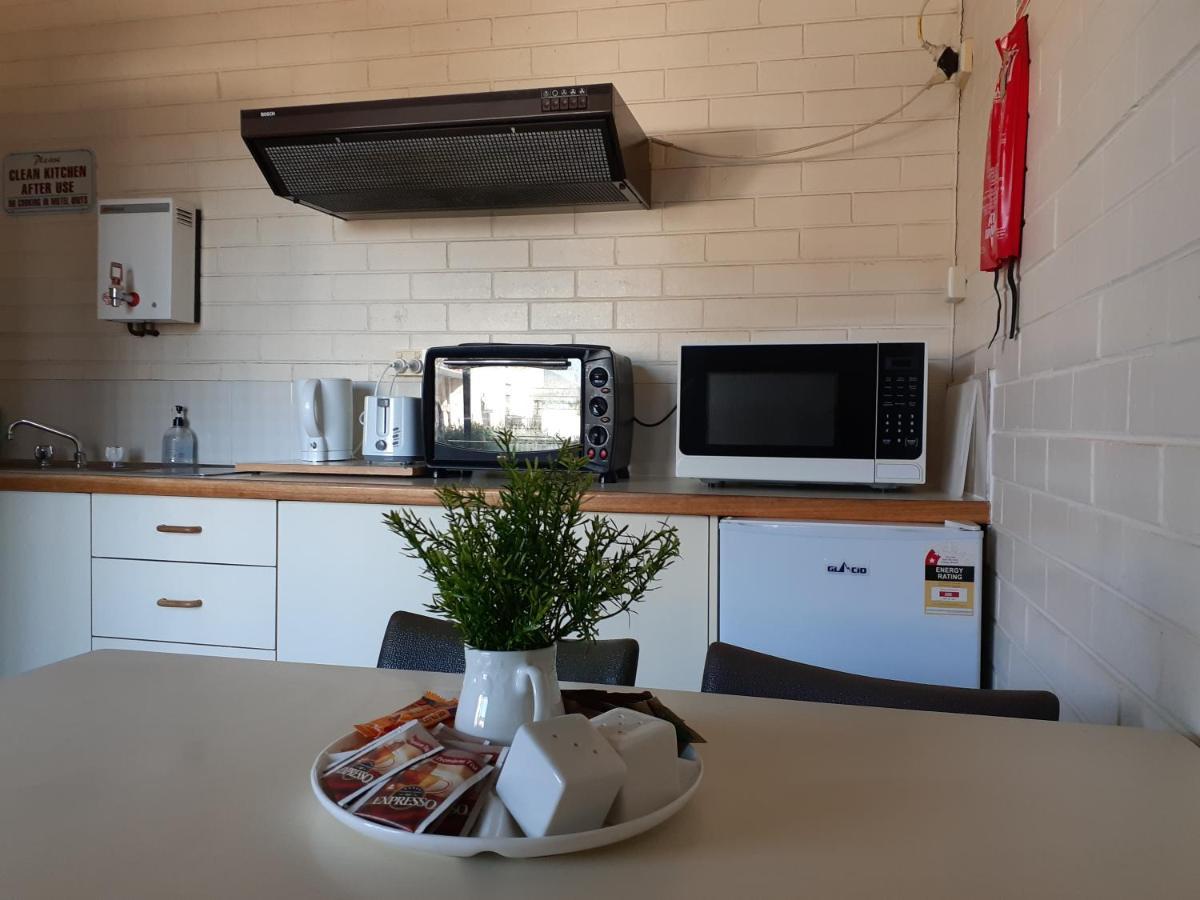 Crest Motor Inn Queanbeyan Bagian luar foto