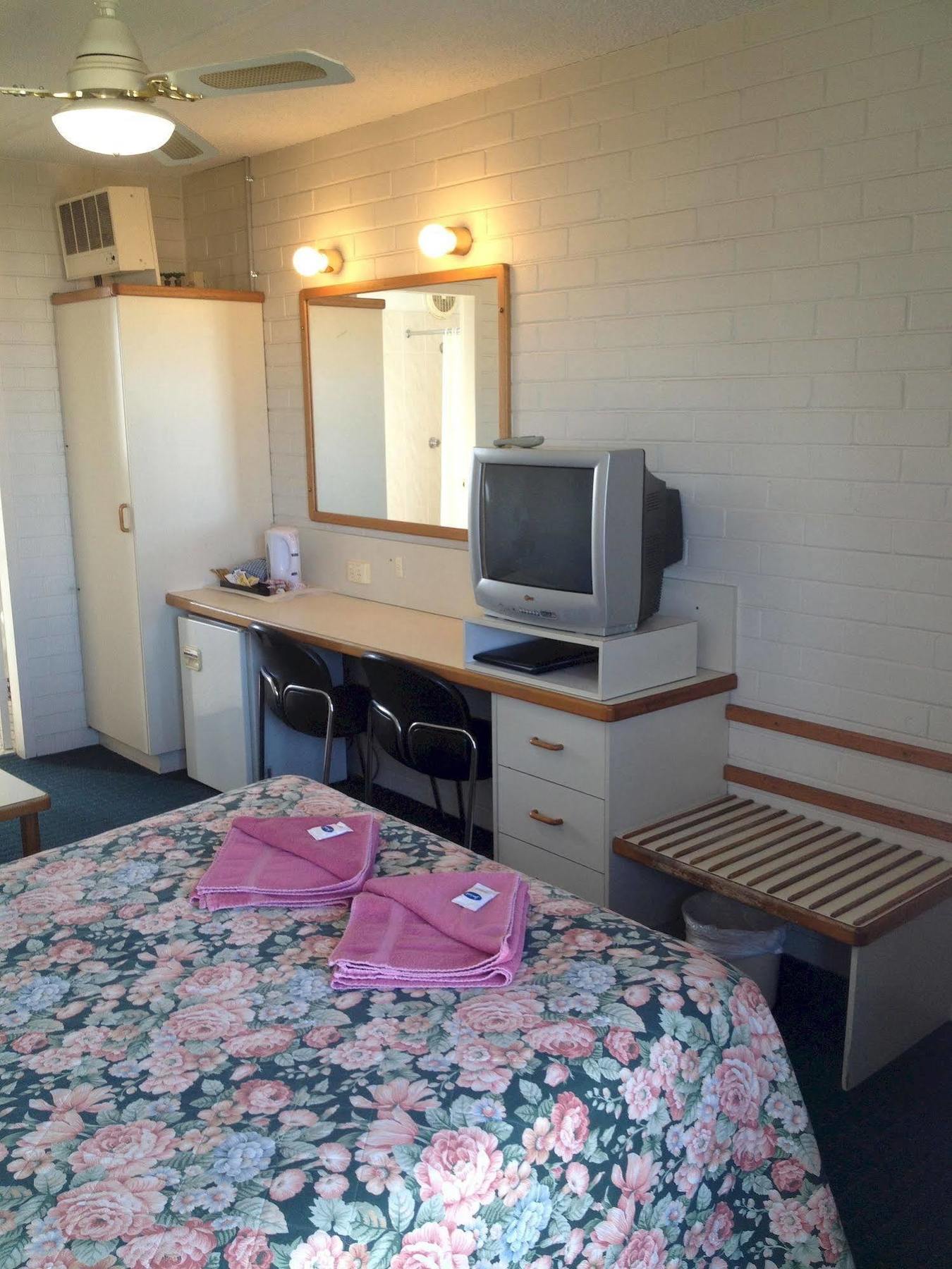 Crest Motor Inn Queanbeyan Bagian luar foto